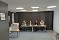 Jak hlasují Češi v Kyjevě? Úředník promluvil o hrozbě náletu i leteckém poplachu