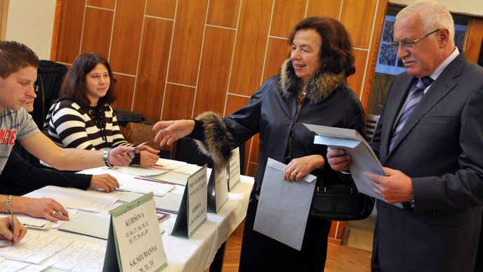 V první den komunálních odvolil prezident Václav Klaus s manželkou Livií¨.