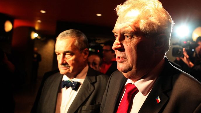 Karel Schwarzenberg a Miloš Zeman v divadle Minor