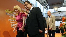 Jiří Paroubek s manželkou odchází ze scény - právě rezignoval na funkci předsedy ČSSD