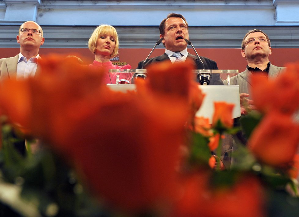 Jiří Paroubek oznamuje svou rezignaci na post předsedy ČSSD, vedle něho manželka Petra, úplně vlevo Bohuslav Sobotka, vpravo Lubomír Zaorálek