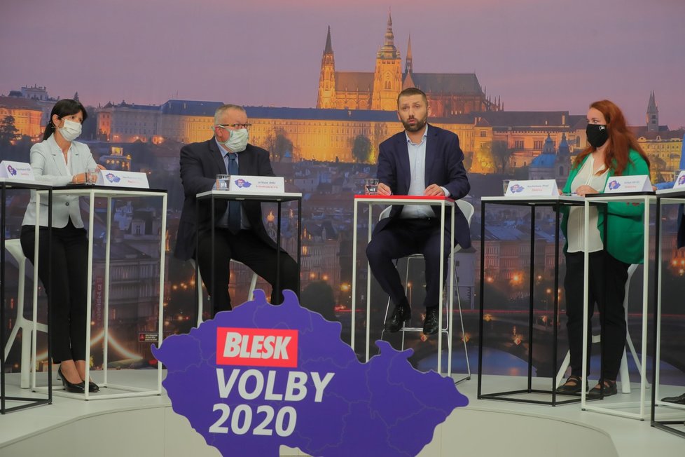 Krajská debata Blesku o zdravotnictví: Zleva Ilona Mauritzová (ODS), moderátor Jaroslav Šimáček, Jiří Mašek (ANO) Hana Ančincová (Piráti) (10. 9. 2020)