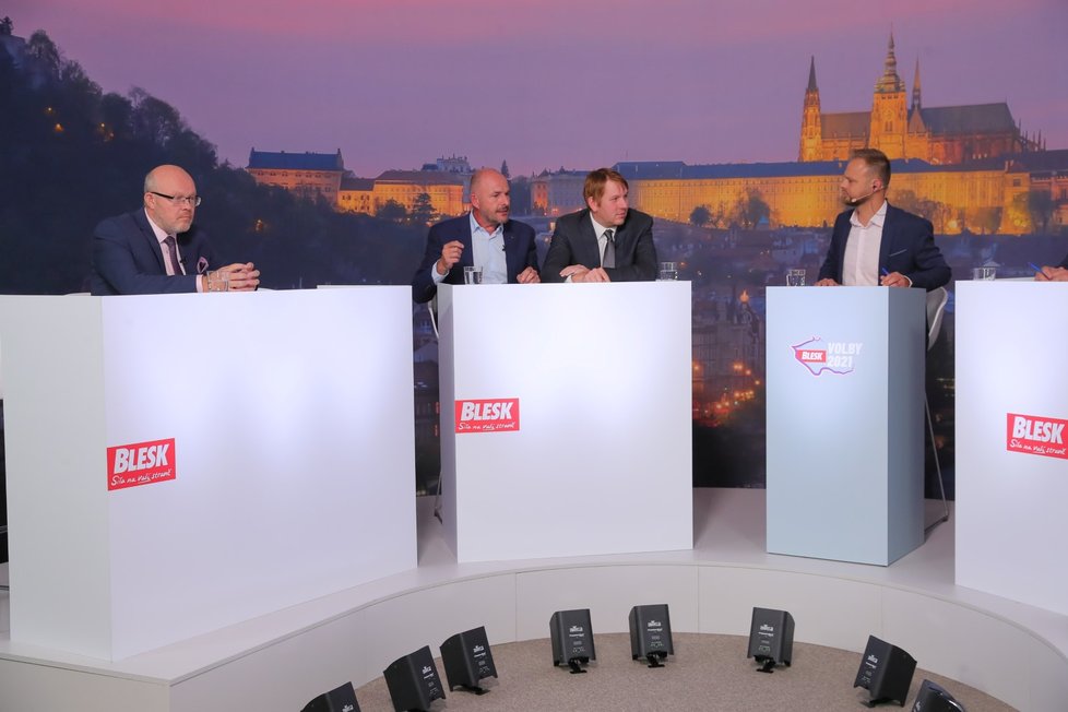 Předvolební debata Blesku (9. 9. 2021): Zleva Vlastimil Válek (TOP 09), Josef Bernard (STAN), Josef Pavlovic (Piráti), Jakub Veinlich