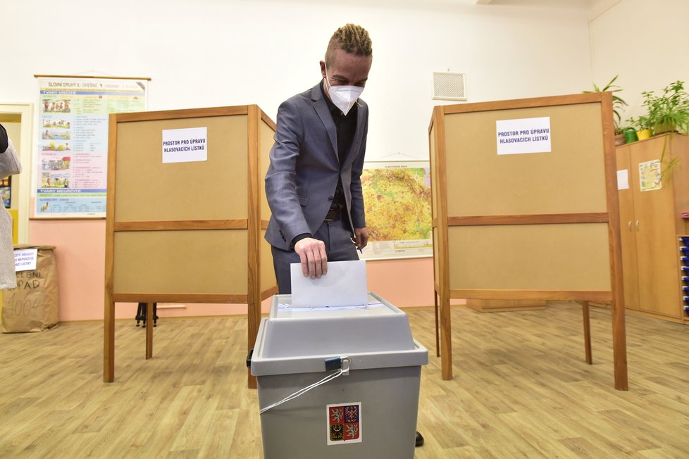 Volby 2021: Lídr PirStan Ivan Bartoš ve volební místnosti (8.10.2021)