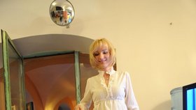 Petra Paroubková přišla do štábu ČSSD v kavárně Hybernia s pejskem