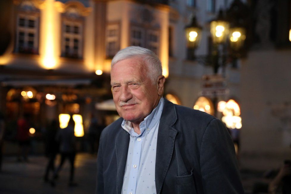 Exprezident Václav Klaus v jedné z pražských restaurací během sčítání hlasů do Evropského parlamentu (26. 5. 2019)