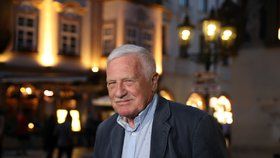 Exprezident Václav Klaus v jedné z pražských restaurací během sčítání hlasů do Evropského parlamentu (26. 5. 2019).