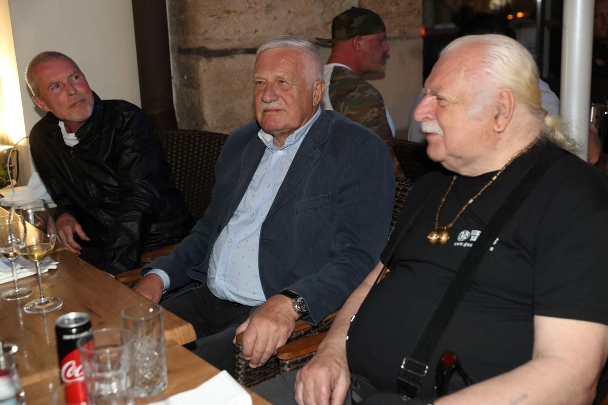 Exprezident Václav Klaus v jedné z pražských restaurací během sčítání hlasů do Evropského parlamentu (26. 5. 2019)