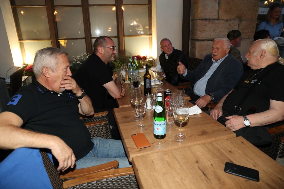 Exprezident Václav Klaus v jedné z pražských restaurací během sčítání hlasů do Evropského parlamentu (26. 5. 2019)