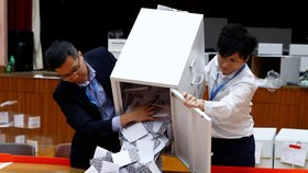 V bouřícím Hongkongu probíhají místní volby. Odevzdat svůj hlas přišlo rekordní množství lidí (23. 11. 2019)