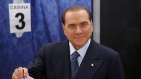 Berlusconi vhazuje do urny svůj hlas