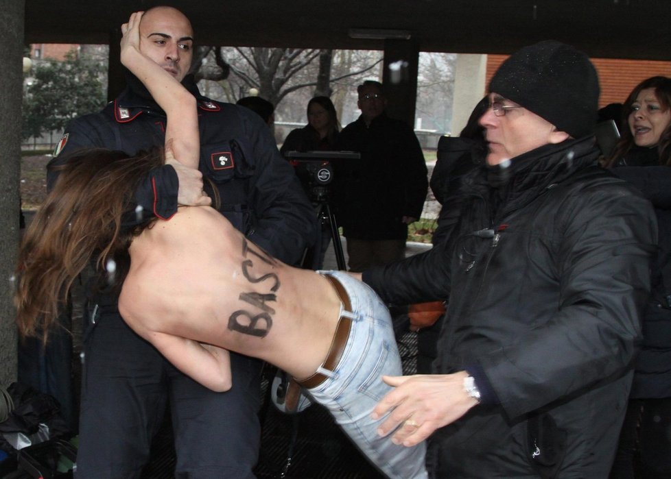 Ukrajinky si pomalovaly těla hesly proti Berlusconimu.