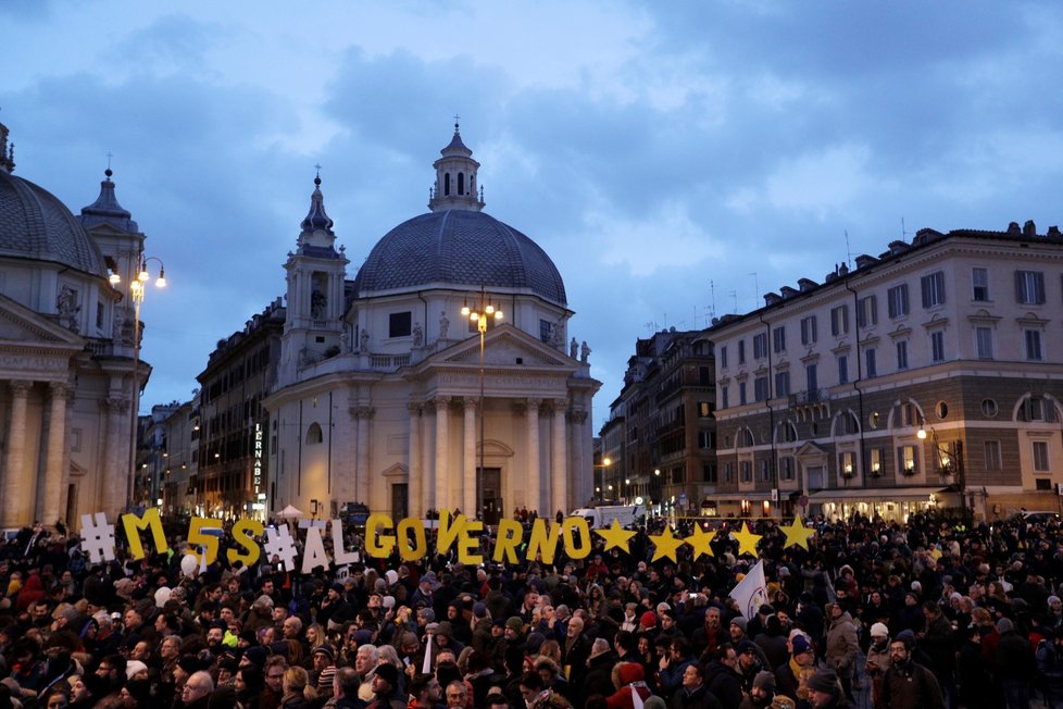 Podporovatelé Hnutí pěti hvězd (M5S) v pátek na posledním předvolebním setkání v Římě (3.3.2018).