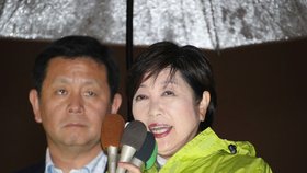 Guvernérka Tokia Yuriko Koike (vpravo), lídr Strany Naděje