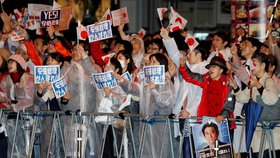 Japonci jdou předčasně k volbám, tajfunu navzdory.