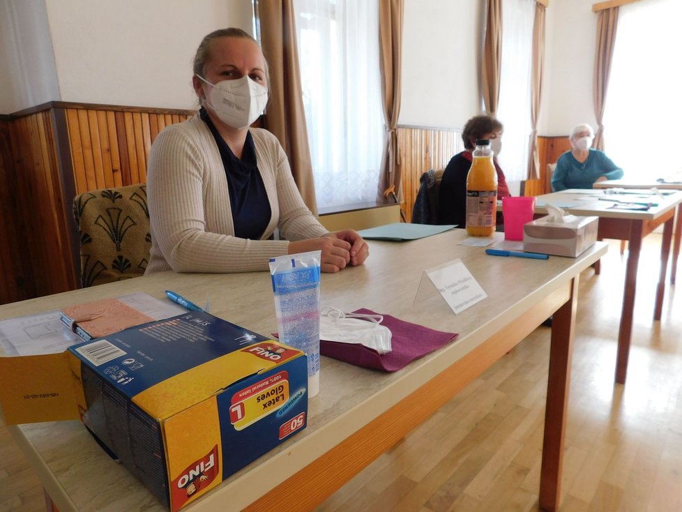 Zapisovatelka volební komise v Ústupu Veronika Přindišová vyhlížela první voliče.