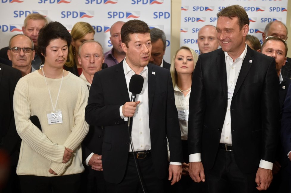 Ruy Okamura se svým otcem Tomiem na tiskové konferenci ve volebním štábu SPD