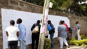 V Keni dnes v napjaté atmosféře začaly prezidentské a parlamentní volby, v nichž se očekává velmi vyrovnaný souboj dvou hlavních kandidátů na úřad hlavy státu.