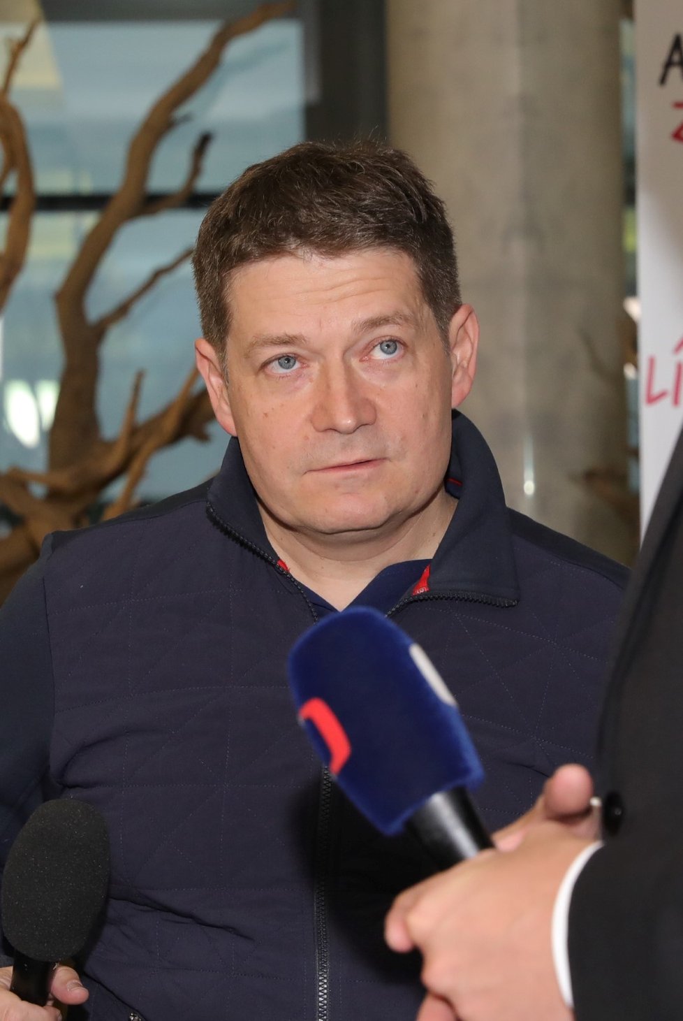 Lídr pražské kandidátky ANO Patrik Nacher přijel do volebního štábu ANO.
