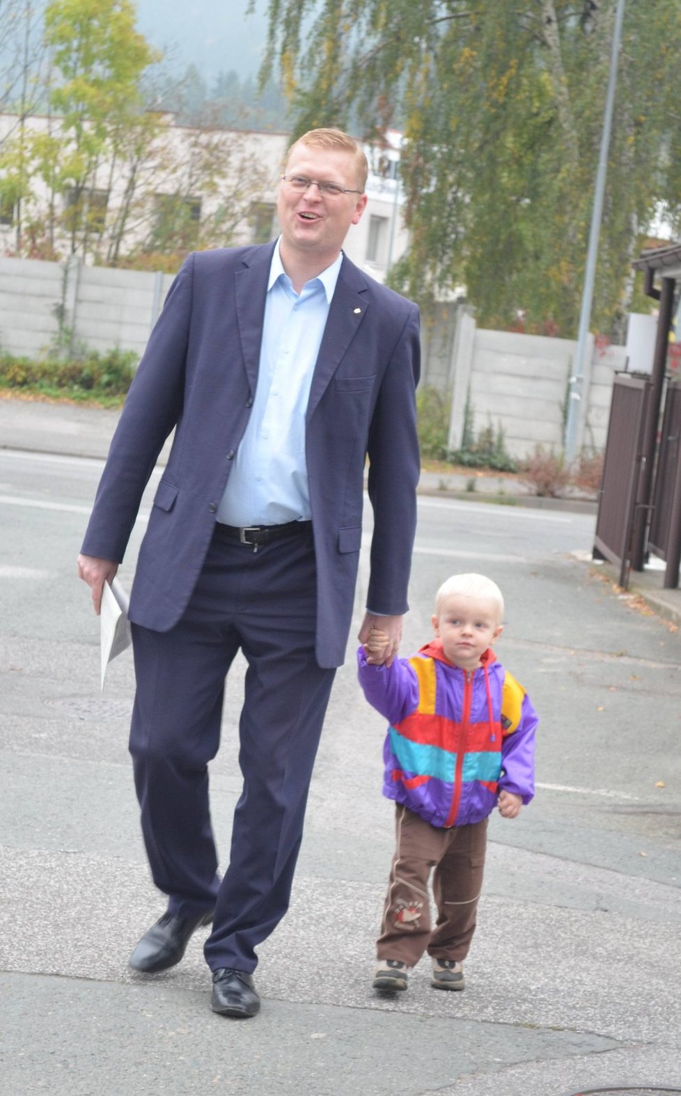 Volby 2014: Pavel Bělobrádek (KDU-ČSL) vyrazil do volební místnosti v Náchodě se synem Josífkem