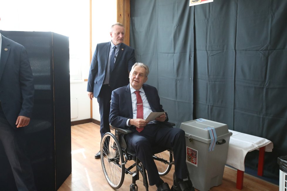 Prezident Zeman odvolil poprvé v Lánech (23. 9. 2022).