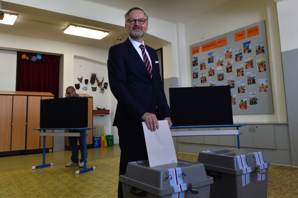 Premiér a předseda ODS Petr Fiala odevzdal hlas v Brně. (23.9.2022)