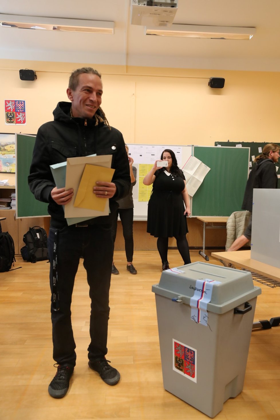 Ivan Bartoš přišel odevzdat svůj hlas u komunálních voleb 2018.