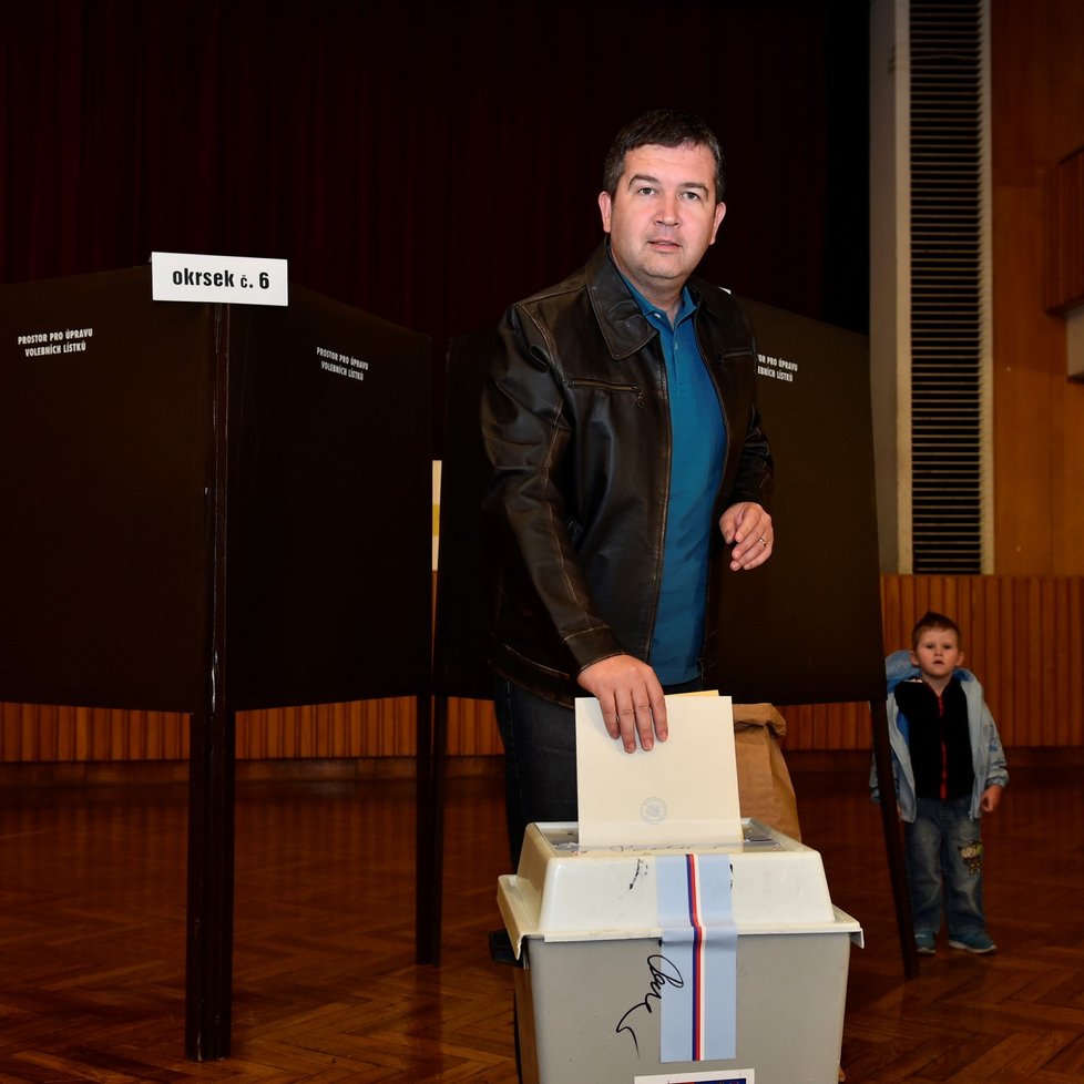 Předseda ČSSD a vicepremiér Jan Hamáček odevzdal hlas v komunálních volbách 5. října 2018 v Mladé Boleslavi
