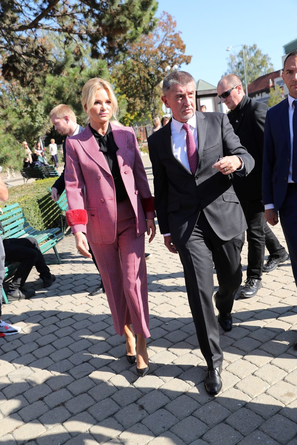 Premiér Andrej Babiš se dostavil společně se svou ženou ke komunálním volbám 2018.