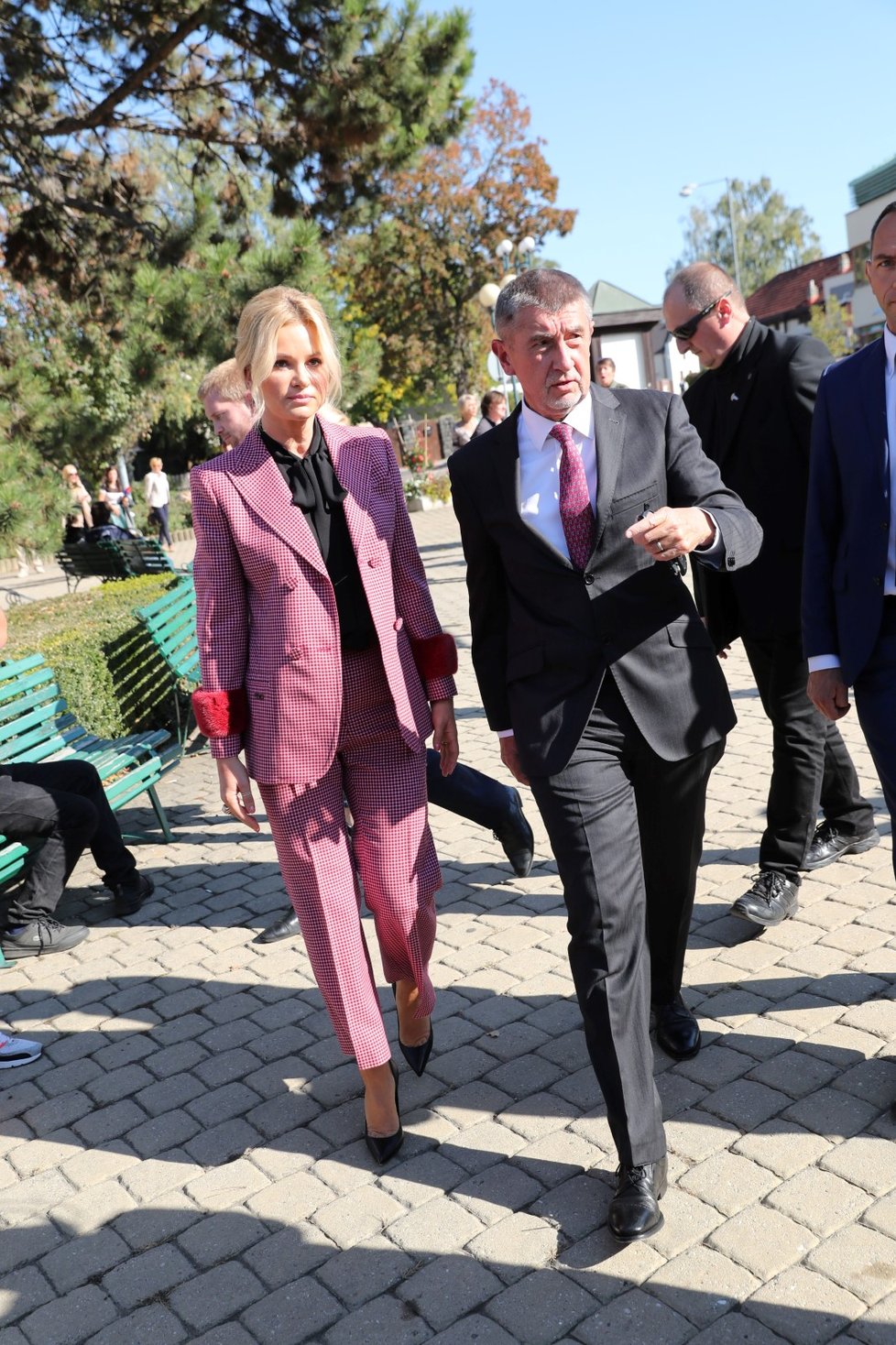 Premiér Andrej Babiš se dostavil společně se svou ženou ke komunálním volbám 2018.