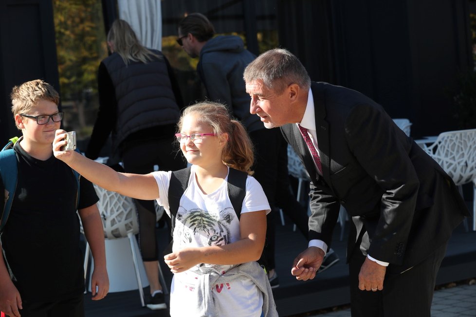 Premiér Andrej Babiš došel společně se svou chotí ke komunálním volbám 2018