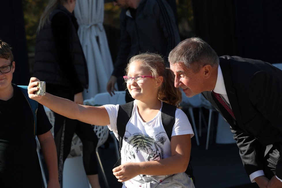 Premiér Andrej Babiš došel společně se svou chotí ke komunálním volbám 2018