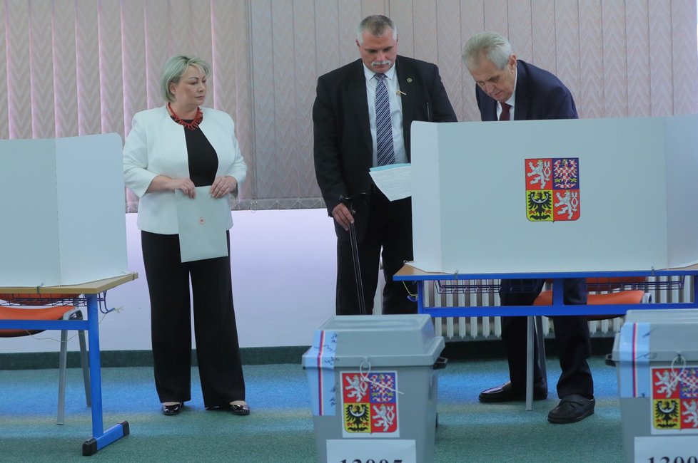 Prezident Miloš Zeman byl odevzdat svůj hlas společně se svou chotí 5. října 2018 u komunálních voleb.