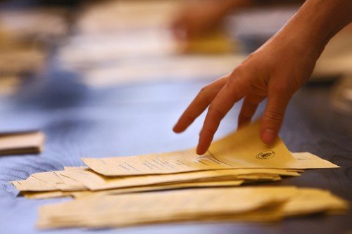 Na sčítání hlasů bude v nadcházejících komunálních volbách dohlížet přes 14 500 okrskových volebních komisí. Zhruba 5000 z nich bude navíc zpracovávat i hlasy v senátních volbách
