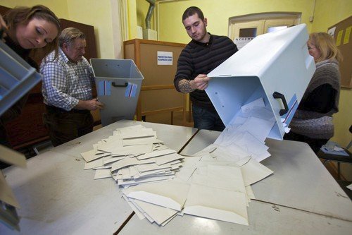 Na sčítání hlasů bude v nadcházejících komunálních volbách dohlížet přes 14.500 okrskových volebních komisí. Zhruba 5000 z nich bude navíc zpracovávat i hlasy v senátních volbách.