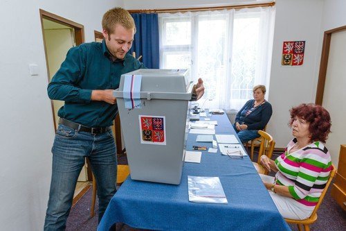 Na sčítání hlasů dohlíželo v komunálních volbách dohlížet přes 14.500 okrskových volebních komisí. Zhruba 5000 z nich navíc zpracovávalo i hlasy v senátních volbách