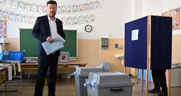 Okamura volil omylem senátora Spolu. „Je to rebel,“ baví se Růžička. Šéfovi SPD se vysmívají na sítích