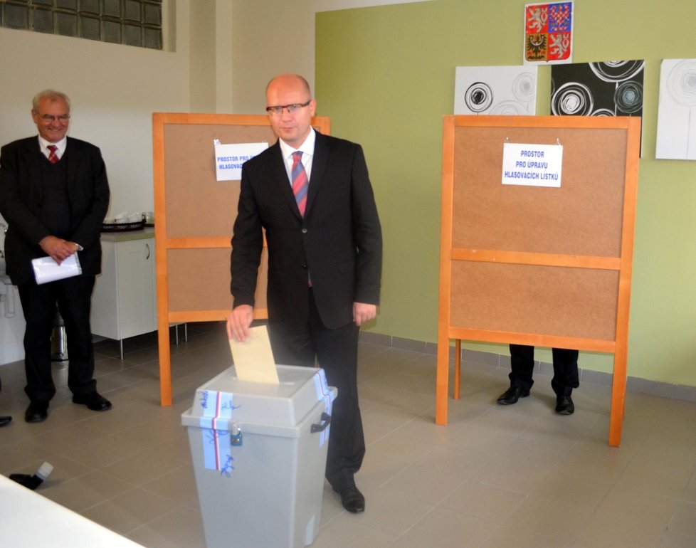 Volby 2014: Premiér Bohuslav Sobotka hodil svůj hlas do urny ve Slavkově u Brna