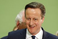 Cameronovi konzervativci dle průzkumu vyhráli, premiér už chce sestavovat vládu