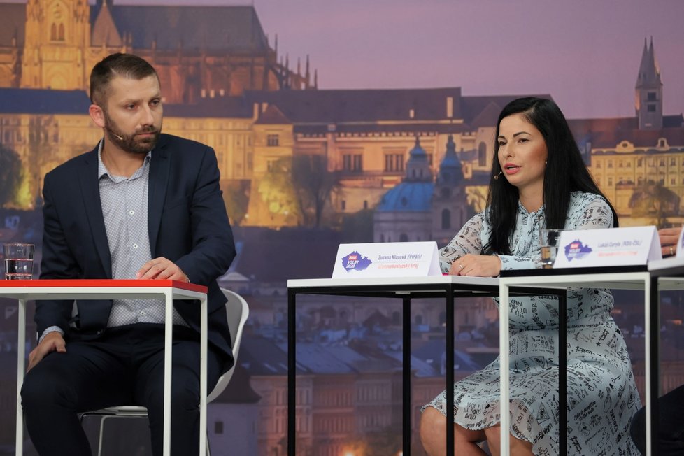 Krajská debata Blesku 2020: Zleva moderátor Jaroslav Šimáček a Zuzana Klusová (Piráti)