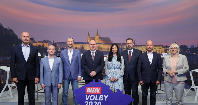 Krajské volby 2020: Zleva Josef Bernard (za STAN), Zdeněk Štefek (KSČM), Jakub Unucka (ODS), Ladislav Okleštěk (ANO), Zuzana Klusová (Piráti), Lukáš Curylo (KDU-ČSL), Michal Kučera (TOP 09) a Olga Sehnalová (ČSSD)