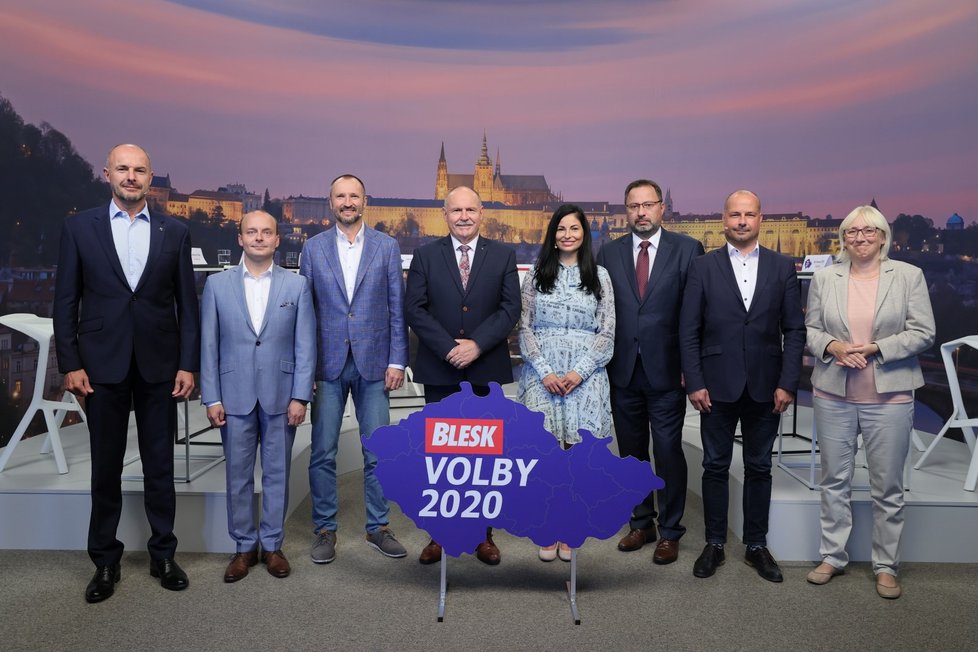 Krajské volby 2020: Zleva Josef Bernard (za STAN), Zdeněk Štefek (KSČM), Jakub Unucka (ODS), Ladislav Okleštěk (ANO), Zuzana Klusová (Piráti), Lukáš Curylo (KDU-ČSL), Michal Kučera (TOP 09) a Olga Sehnalová (ČSSD)