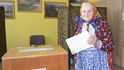 Alžběta Hornová (82) chodí k volbám v chodském kroji.