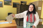 Marie Dufková (86) přišla k volbám v chodském kroji.