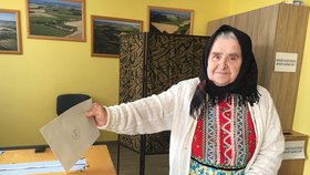 Marie Dufková (86) přišla k volbám v chodském kroji.