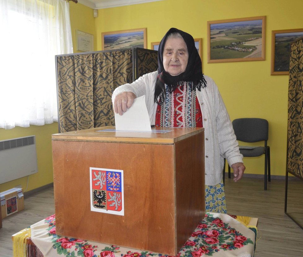 Marie Dufková (86) přišla k volbám v chodském kroji.