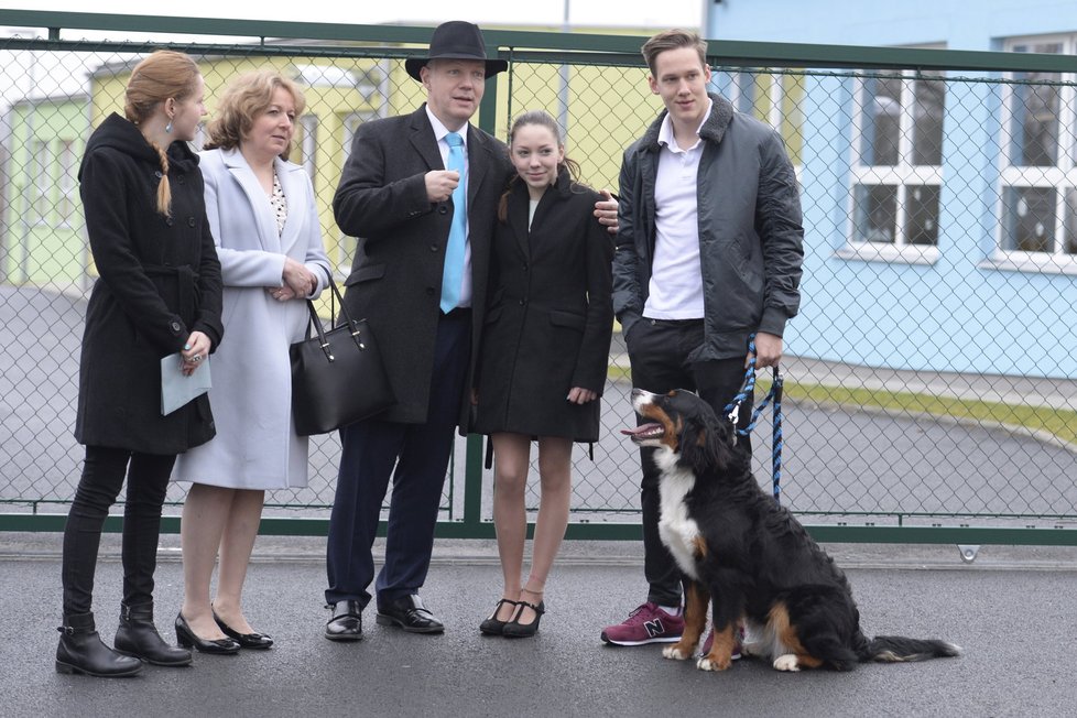 K volebním urnám dorazil s blízkými i prezidentský kandidát Pavel Fischer s rodinou.