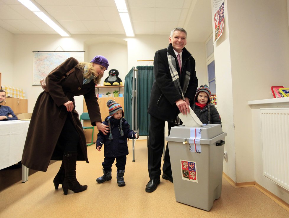 Svůj hlas odevzdal i prezidentský kandidát Jiří Hynek s manželkou.