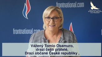 Marine Le Penová podpořila v bizarním vzkazu Tomia Okamuru