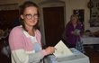 Jitka Stoklasová hází hlasovací lístek do urny.